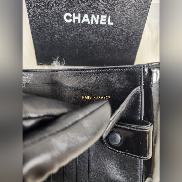 💯 % Authentic Vintage Chanel patent blanc Leather Wallet - Picture 14 of 17